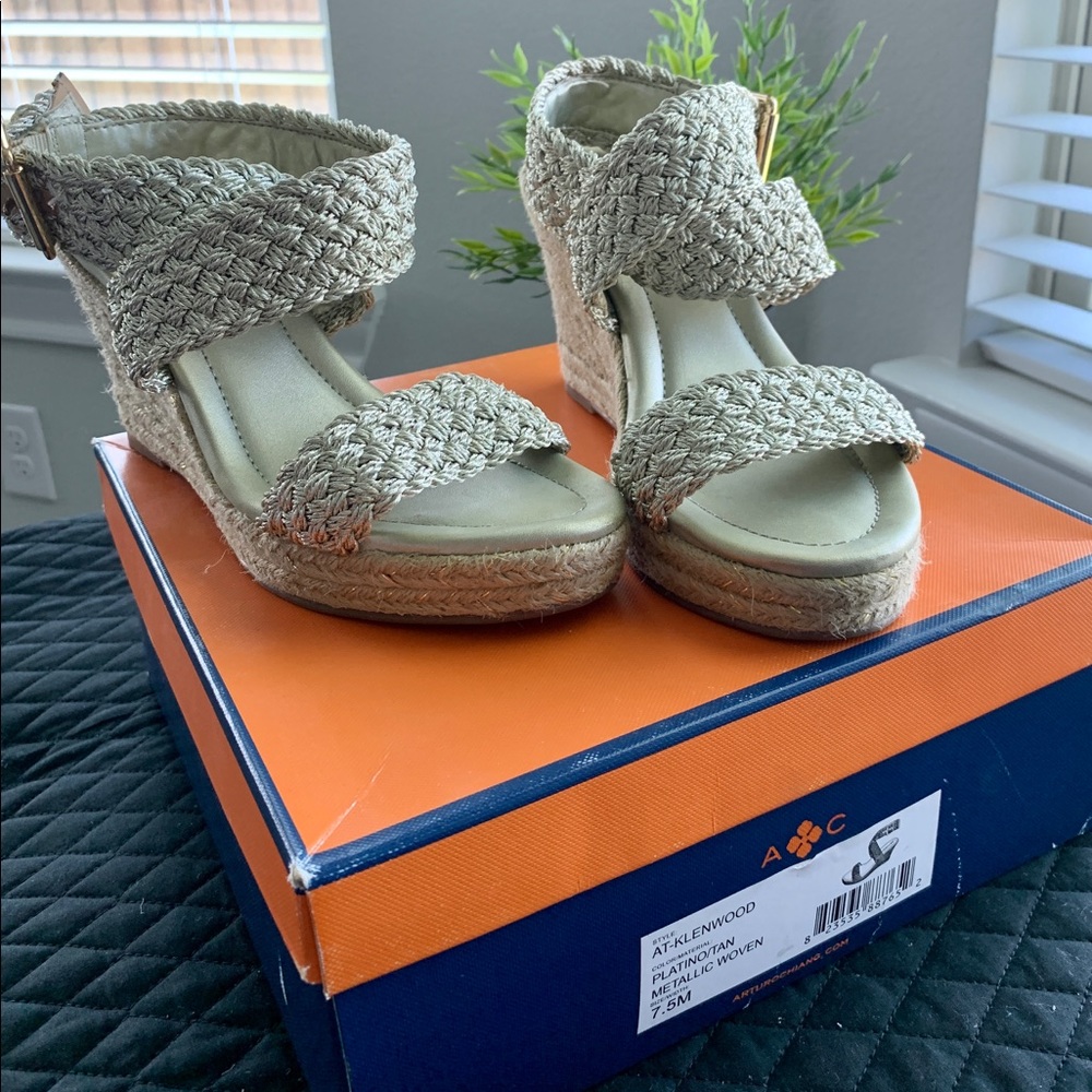 Shimmering wedge sandal-Mint condition